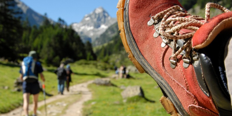 Roter Wanderschuh vor Bergkulisse