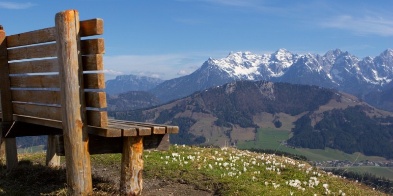 Freie Bank auf einem Berg