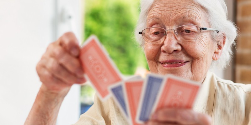 Seniorin beim Kartenspiel