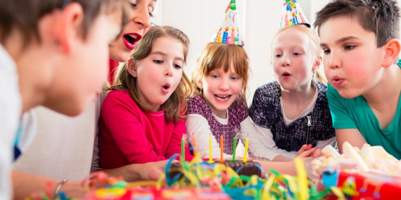 Kinder feiern einen bunten Kindergeburtstag