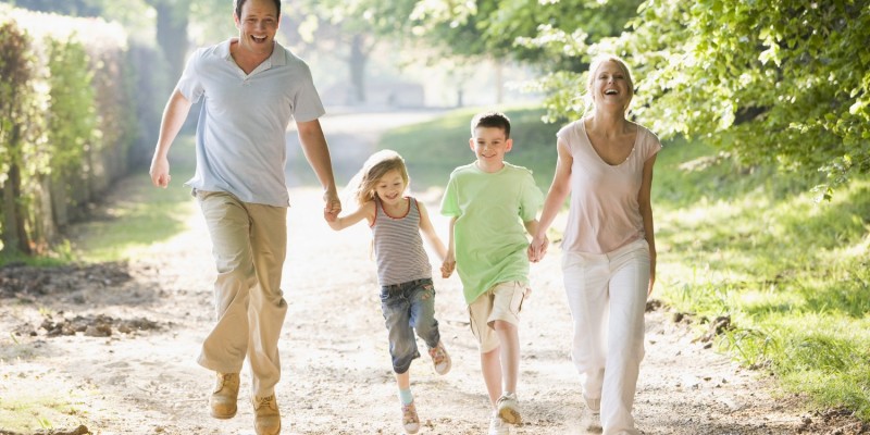 Junge Familie beim Spazieren