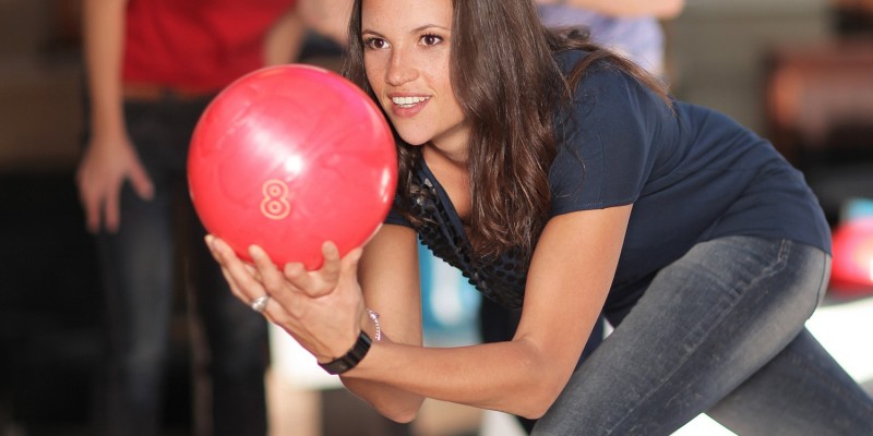 Frau beim Bowling